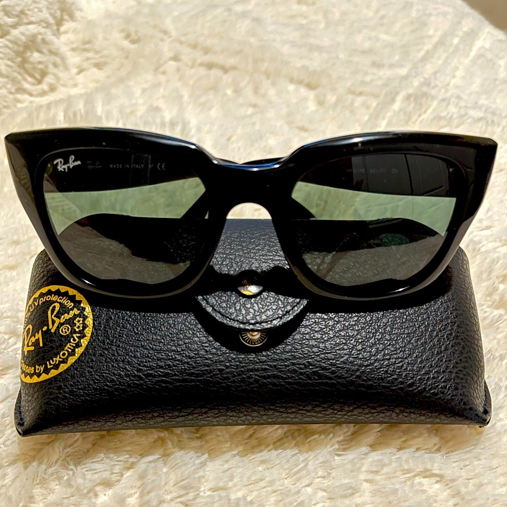 Bold cat eye framed Ray-Bans